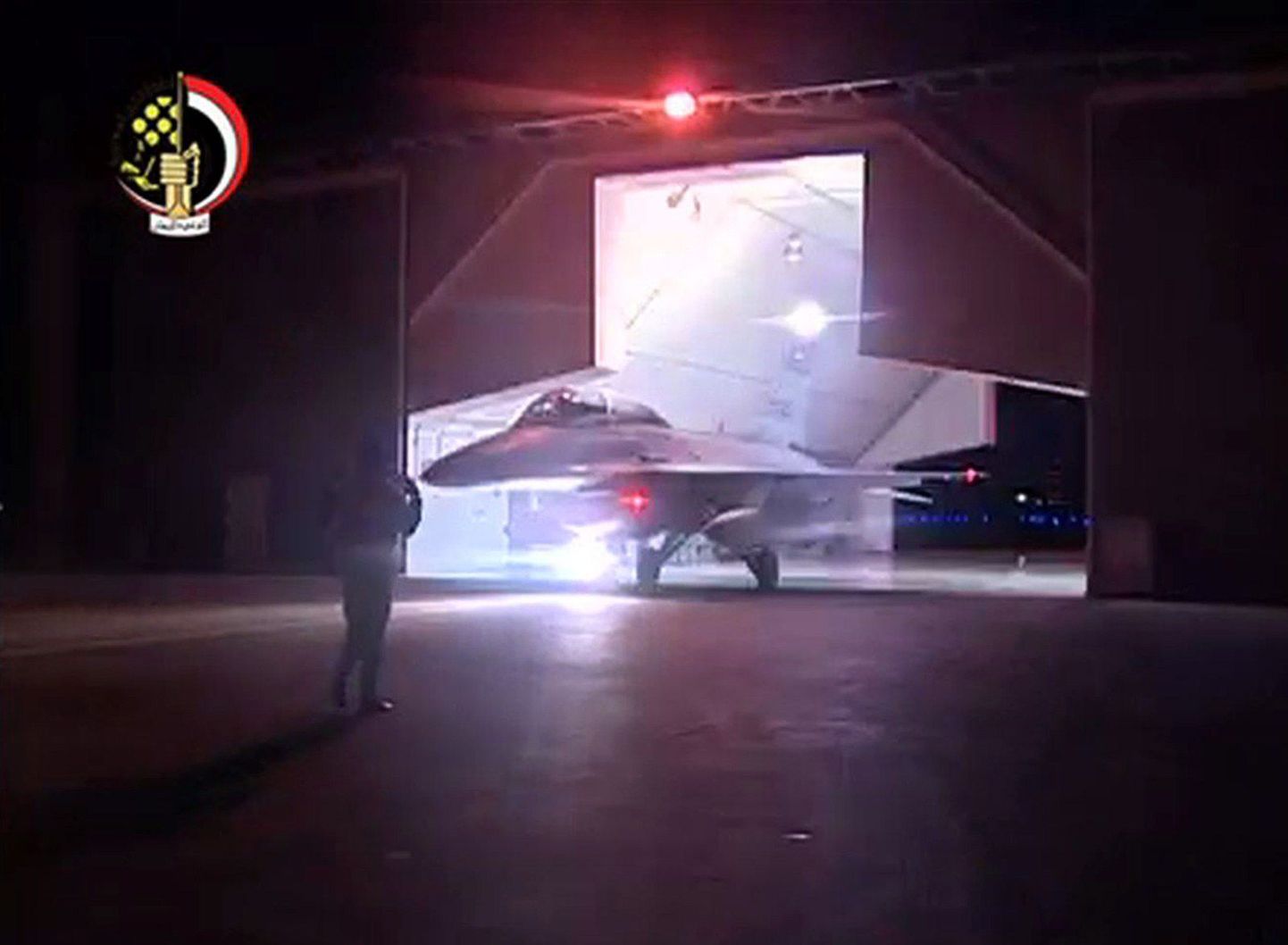Egiptuse hävitaja F-16 täna hommikul enne Islamiriigi tugipunktide suunas lendamist.