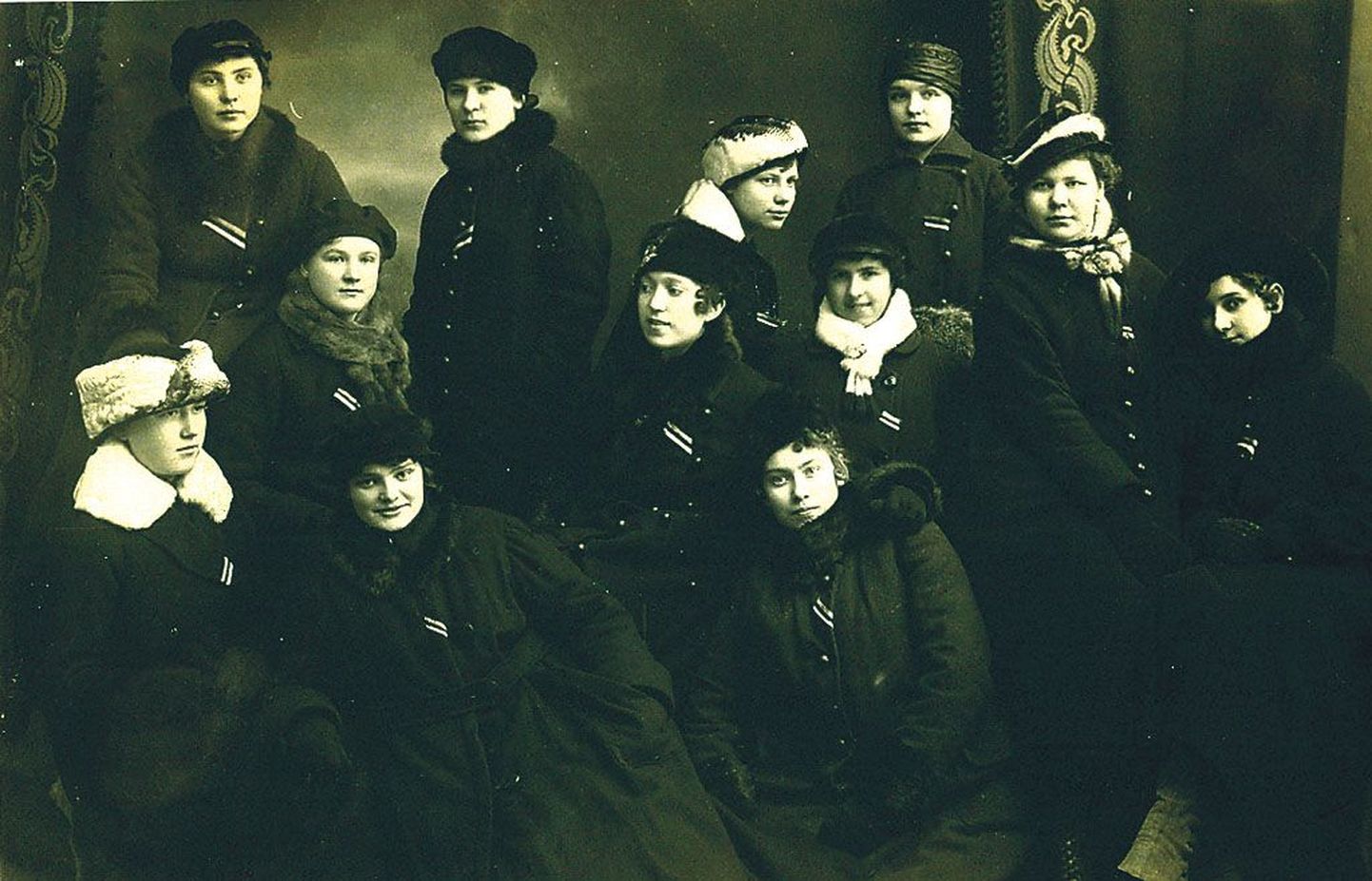 1918. aasta 23. veebruaril kanti Pärnus sinimustvalgeid linte, mida jagasid Pärnu tütarlaste gümnaasiumi õpilased. Pärnu muuseum kutsub üles linte kandma igal aastal 23. veebruaril. Täna õhtul võib lindi omanikuks saada vastse muuseumihoone poest Aida tänaval.