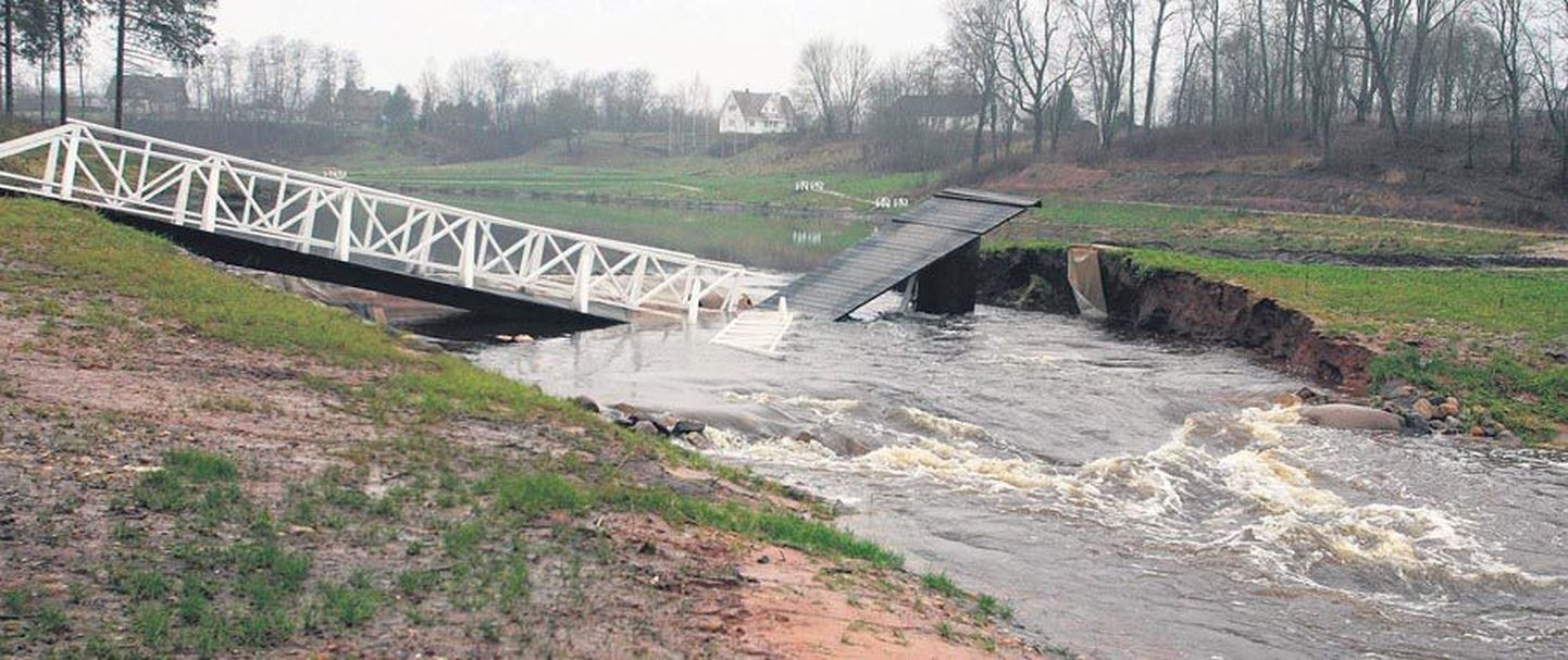 Kokkukukkunud sild oli vallal plaanis nii või teisiti uuega asendada, aga tulv kahjustas ka kaldakindlustusi ja muud.