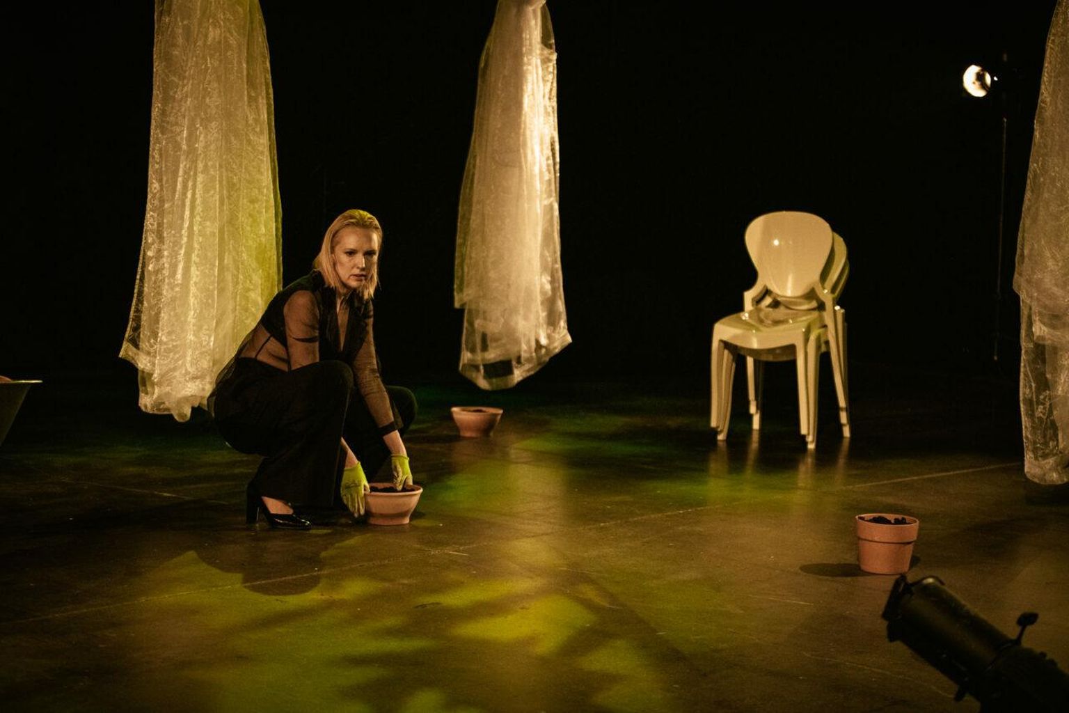 «Võrsed» Vanemuise teatris: lavastuse kujundisüsteemi lisandub Paula (Ragne Pekarev) kostüüm, demonstratiivselt vastandub heledusele mustapitsiline pluus, tumedana läbikumav, paljastav.