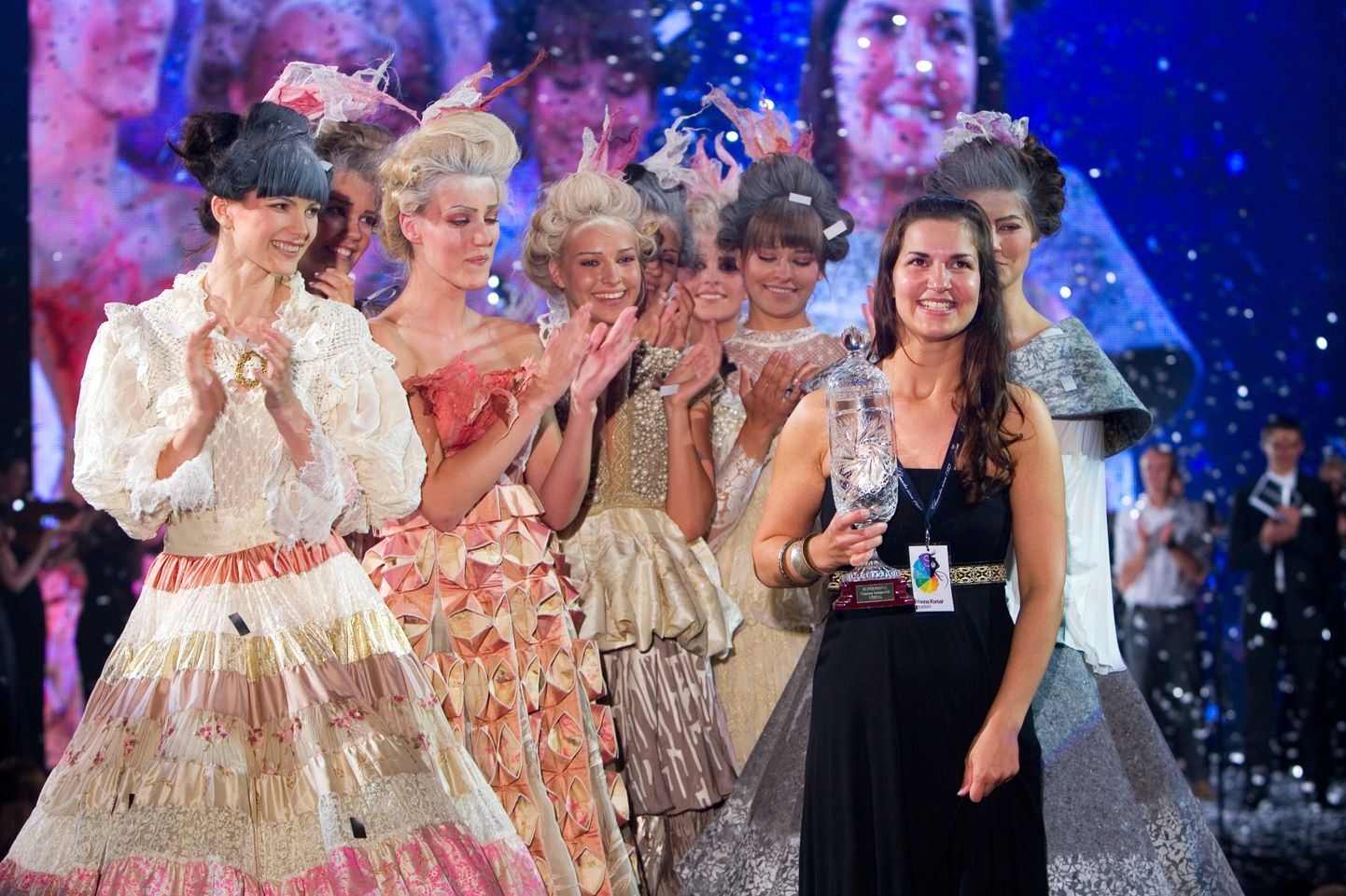 Professionaalse kategooria võitja Hanna Korsar (paremal) nautis koos oma modellidega publiku aplausi.
