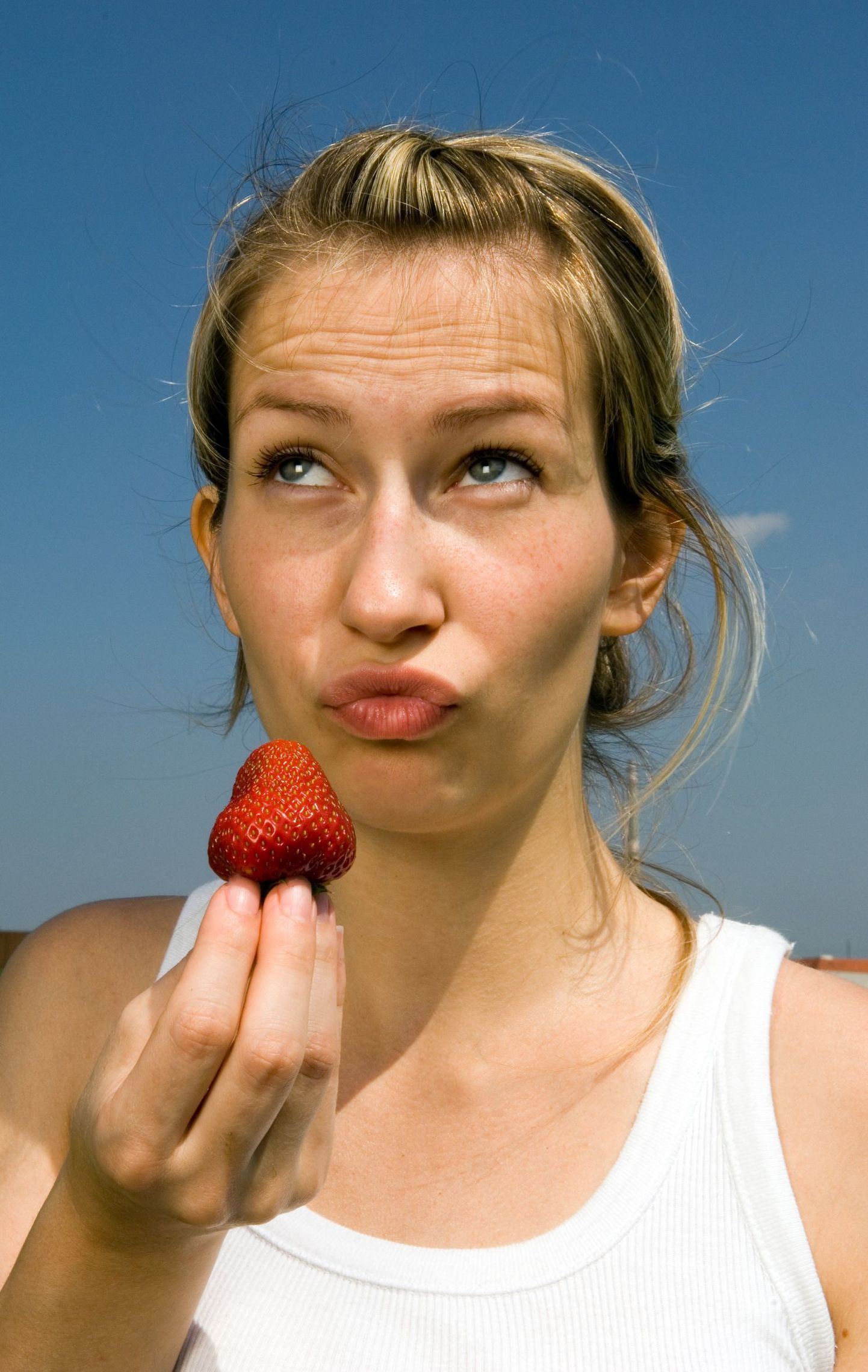 Püsiva kaalulanguse võtmeks on töö mõtetega - sellest sõltuvad ootused ja motivatsioon. Pildil naine maasikat proovimas.