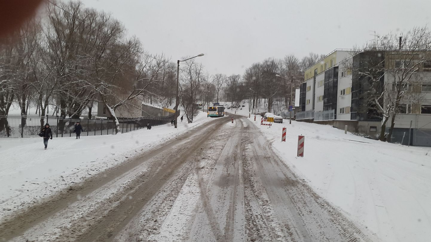 Первый снег вызвал много проблем на дорогах по всей стране.