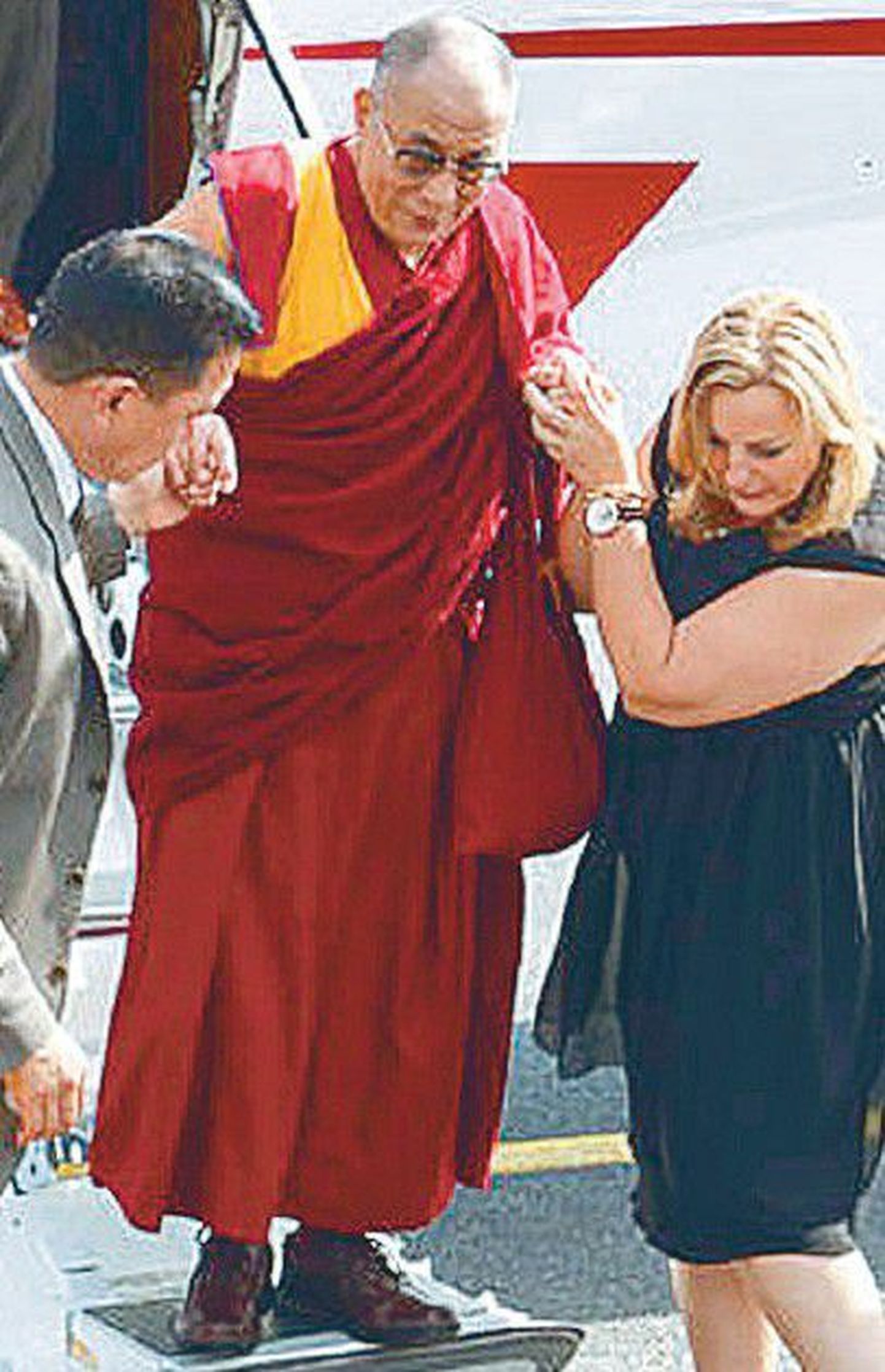 Dalai-laama eile Tallinnas lennukist väljumas.