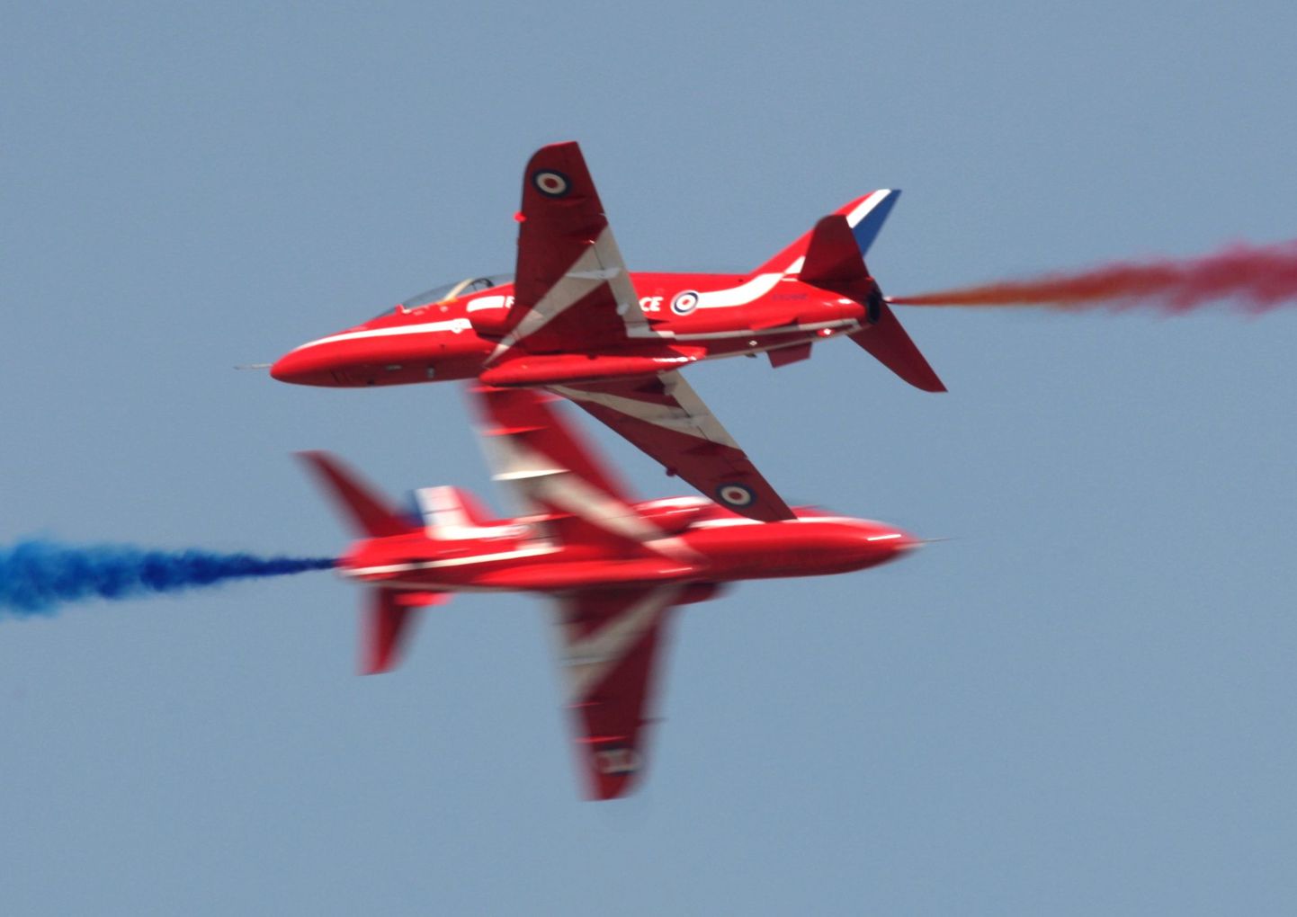 Показательный полет пилотажной группы Red Arrows в Дубае. Иллюстративное фото.