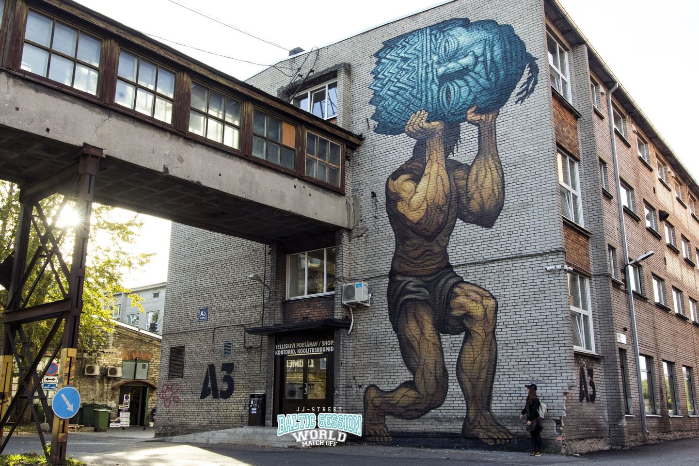 Kanada tänavakunstnik Bonar maalis Telliskivi Loomelinnakus seinale Kalevipoja
