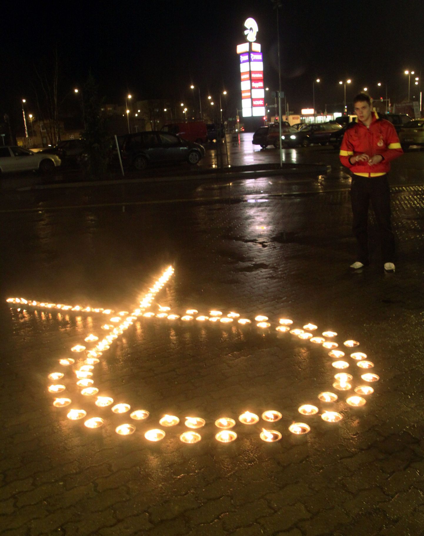 Свечи, зажженные в Пярну в Международный день борьбы со СПИДом.