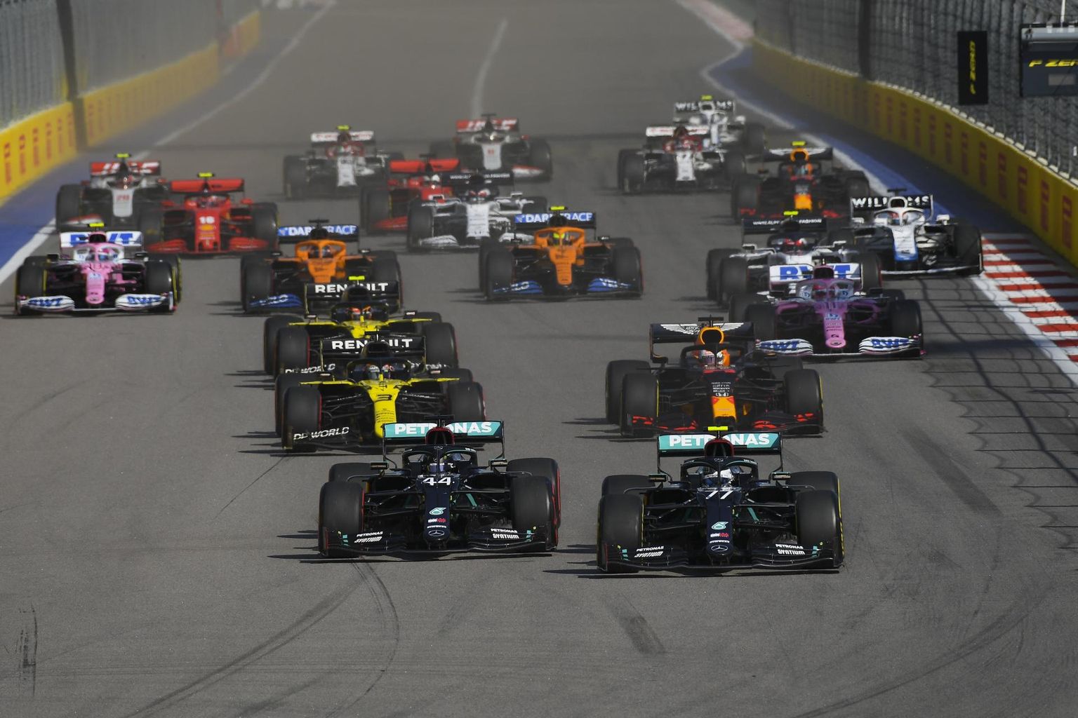 Valtteri Bottas näitas hambaid juba stardirüsinas, kui suutis Lewis Hamiltonist mööda pressida, kuid jäi avaringi järel siiski tiimikaaslase seljataha.
