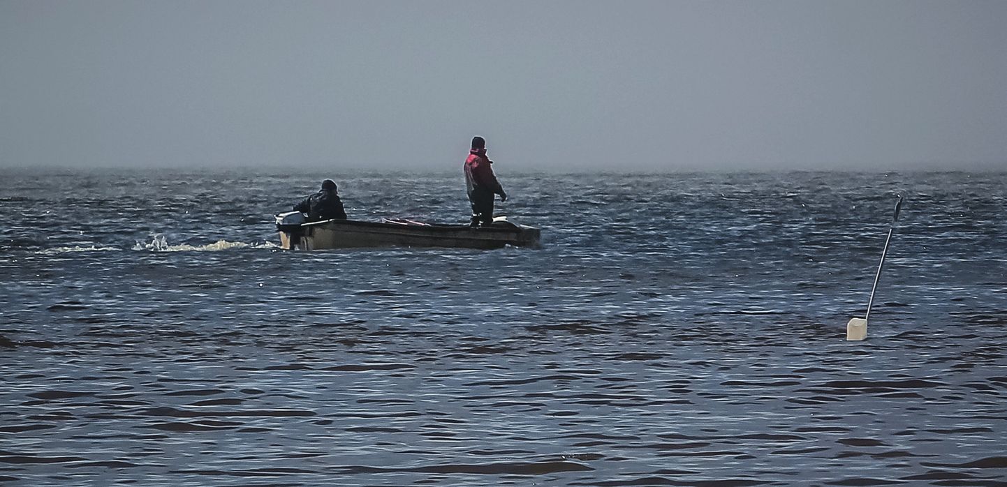 Teisipäeva lõuna paiku päästeti Tahkuranna vallas Reiuranna lähistel merel Pella paadiga ümber läinud kaks kalameest.