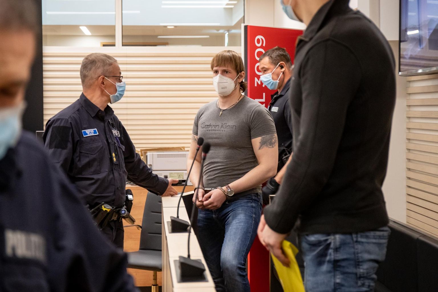 Roman Gluhhovtšenkot (keskel) on varem mõrva eest karistatud.