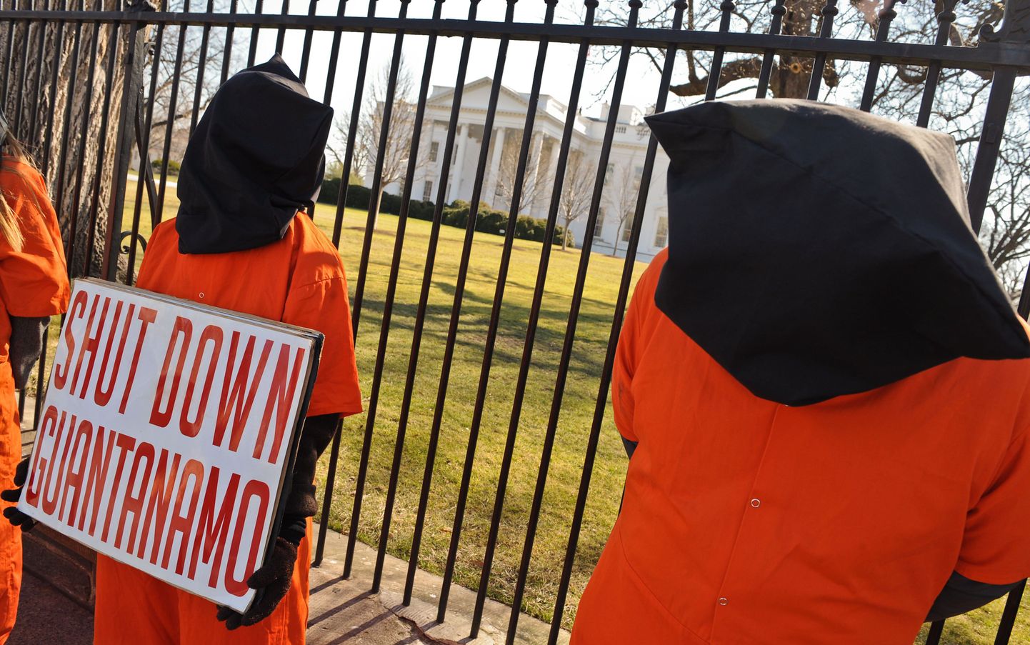 Демонстранты требуют закрытия тюрьмы в Гуантанамо.
