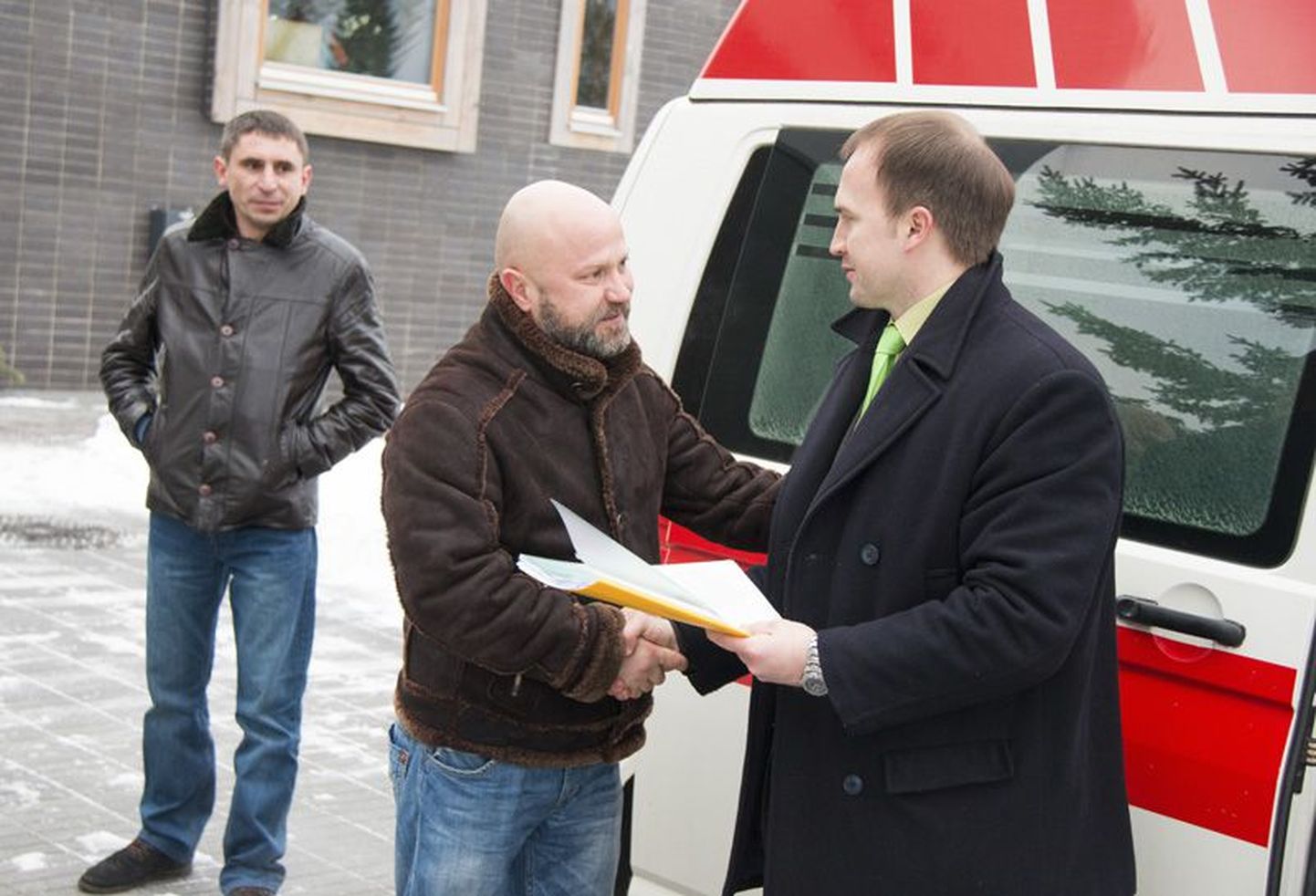 VIROLi tegevdirektor Sven Hõbemägi (paremal) andis auto üle Võšgorodi linnavolikogu liikmele Bogdan Rudenokile.