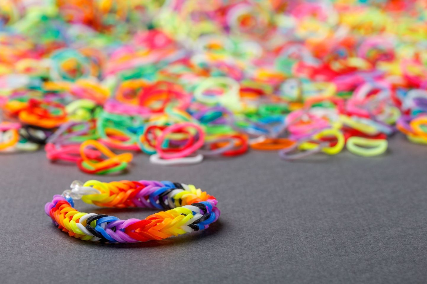Популярные среди детей резинки для плетения браслетов.