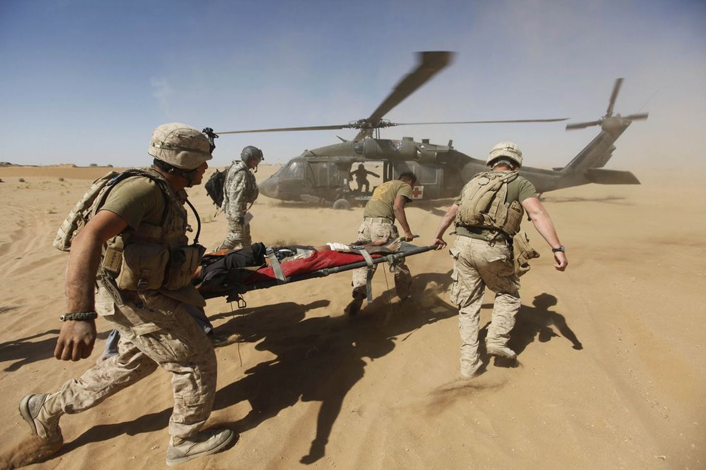 Eestigi kaitseväe meedikutele palju õppetunde andnud Helmandi provints 2009. aasta oktoobris: USA sõdurid toimetavad meditsiinilise evakuatsiooni kopterisse võitluse käigus pihta saanud Afganistani noorukit.