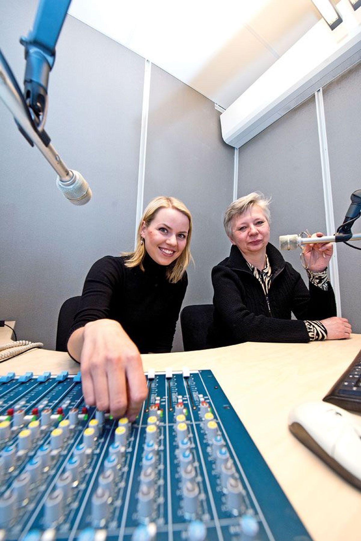 Ответственный редактор Радио-4 Ольга Шубин (справа) работает на радиостанции с первого дня вещания, журналистка Кира Эвве пришла в редакцию два месяца назад.