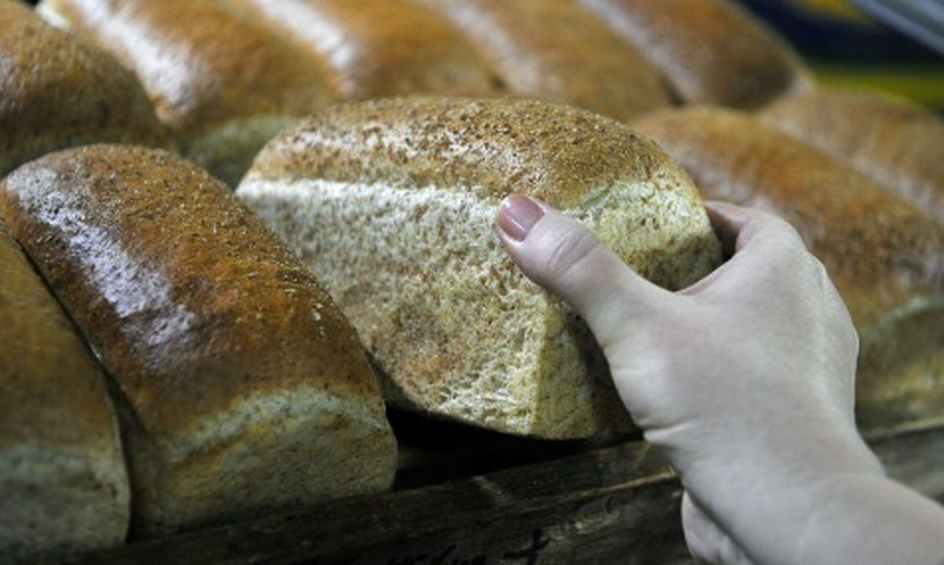 Хлеб кирпичик в пекарне