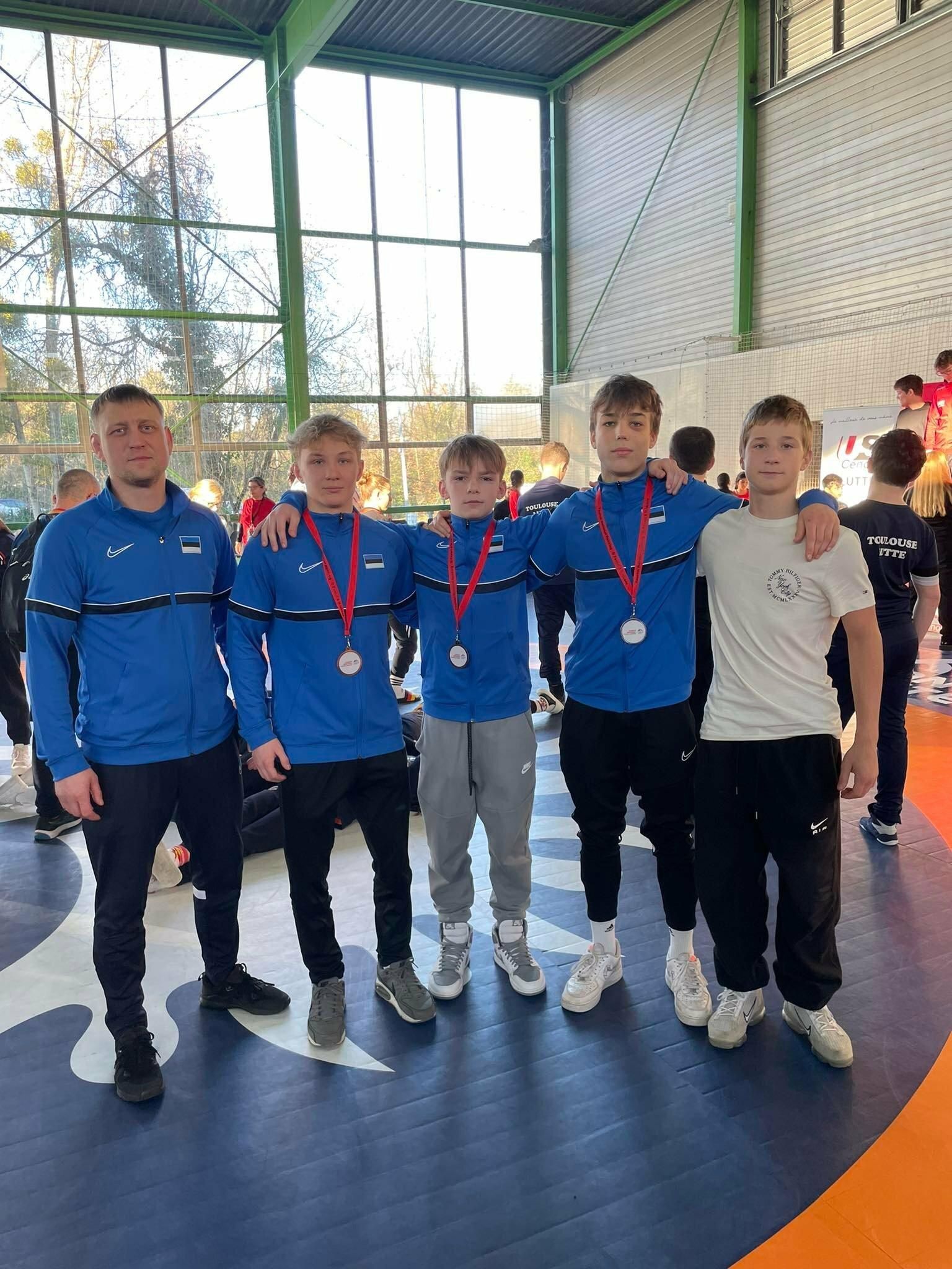 Eelmisel nädalavahetusel Bordeaux’s asetleidnud rahvusvaheliselt võistluselt Tournoi National Ranking tõid Viljandi spordikoolis harjutavad Tuleviku klubi liikmed Tristan Aleksandrov ja Janar Lips hõbe- ja pronksmedali. Fotol on (vasakult) treener Rain Aleksandrov, Janar Lips, Daniel Jasnov, Tristan Aleksandrov ja Platon Yastrebov.