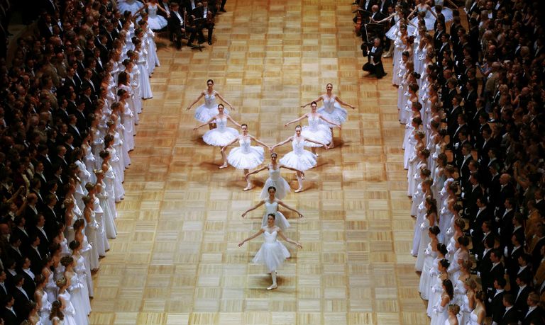 Austria. Riigiballeti tantsijad ooperiballi avamisel Viinis. 