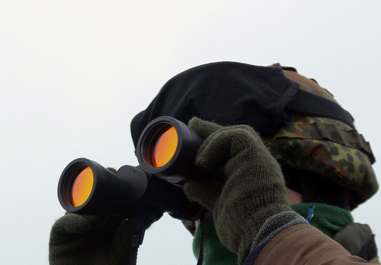 Ukraina sõdur jälgib ümbrust vaatluspostilt Luganski oblastis Lõssõtšanskis.