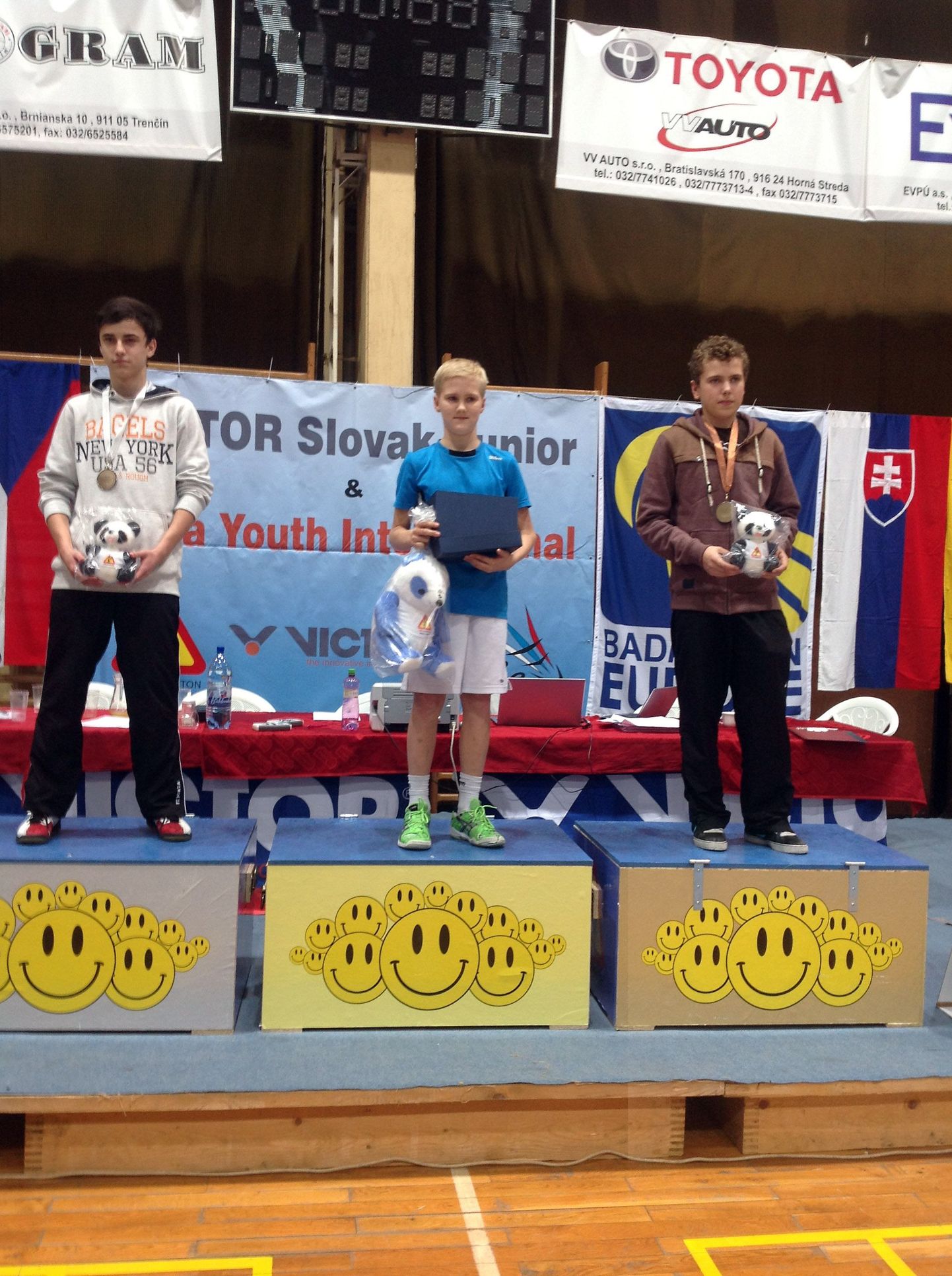 Slovakkias peetud Euroopa noorte karikavõistluste etapil võitis Triitoni klubi sulgpallur Karl Kert (keskel) U-15 vanuseklassis esikoha.