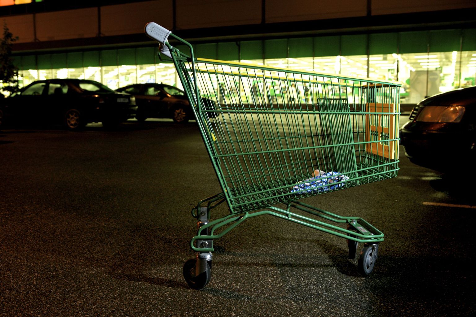 Parklatesse laokile jäänud ostukäru võib autoomanikule põhjustada suure remondiarve. Foto on illustratiivne.