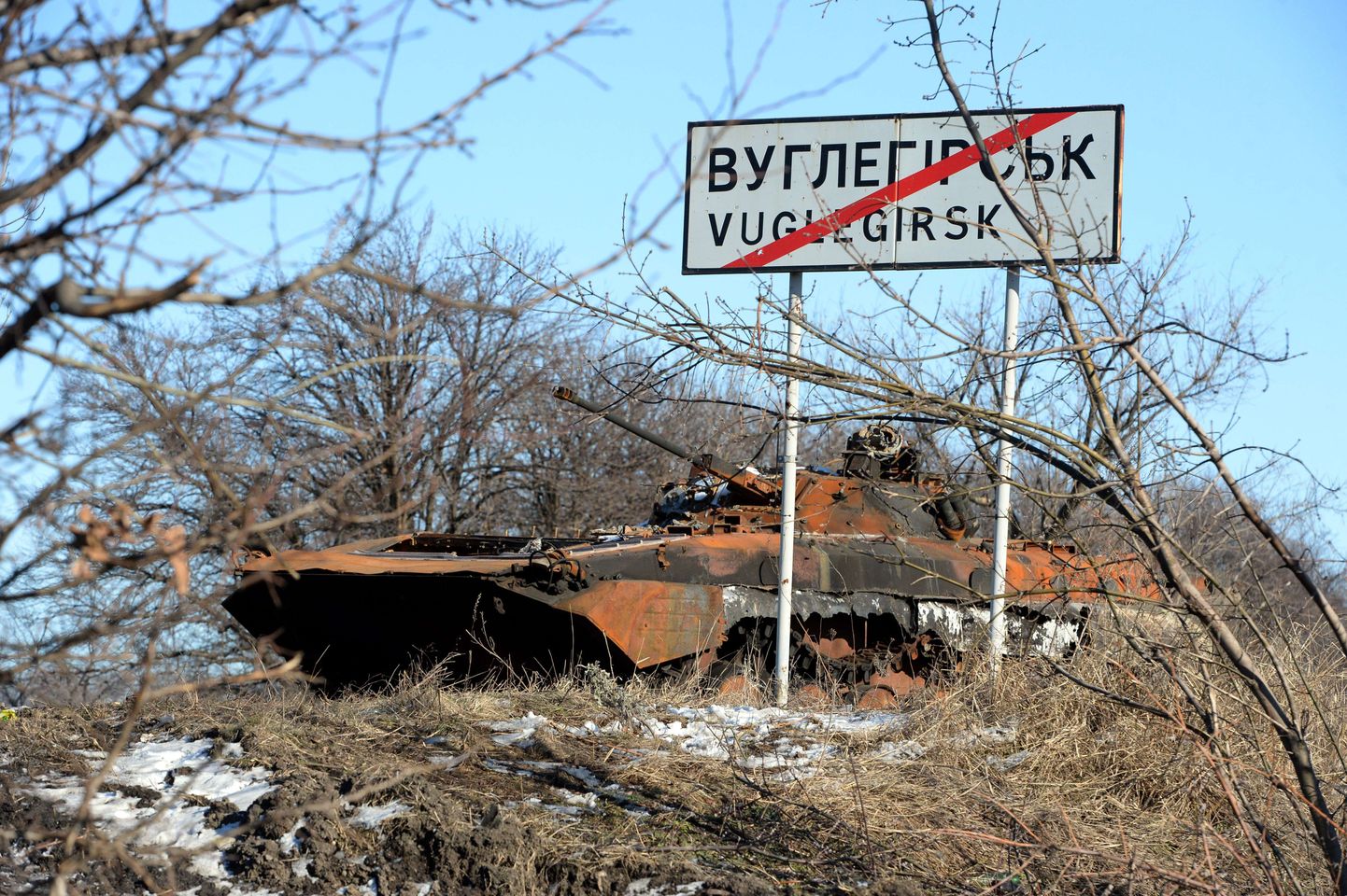 Ukraina valitsusvägede soomuk lahinguist laastatud paigas 18. veebruaril.