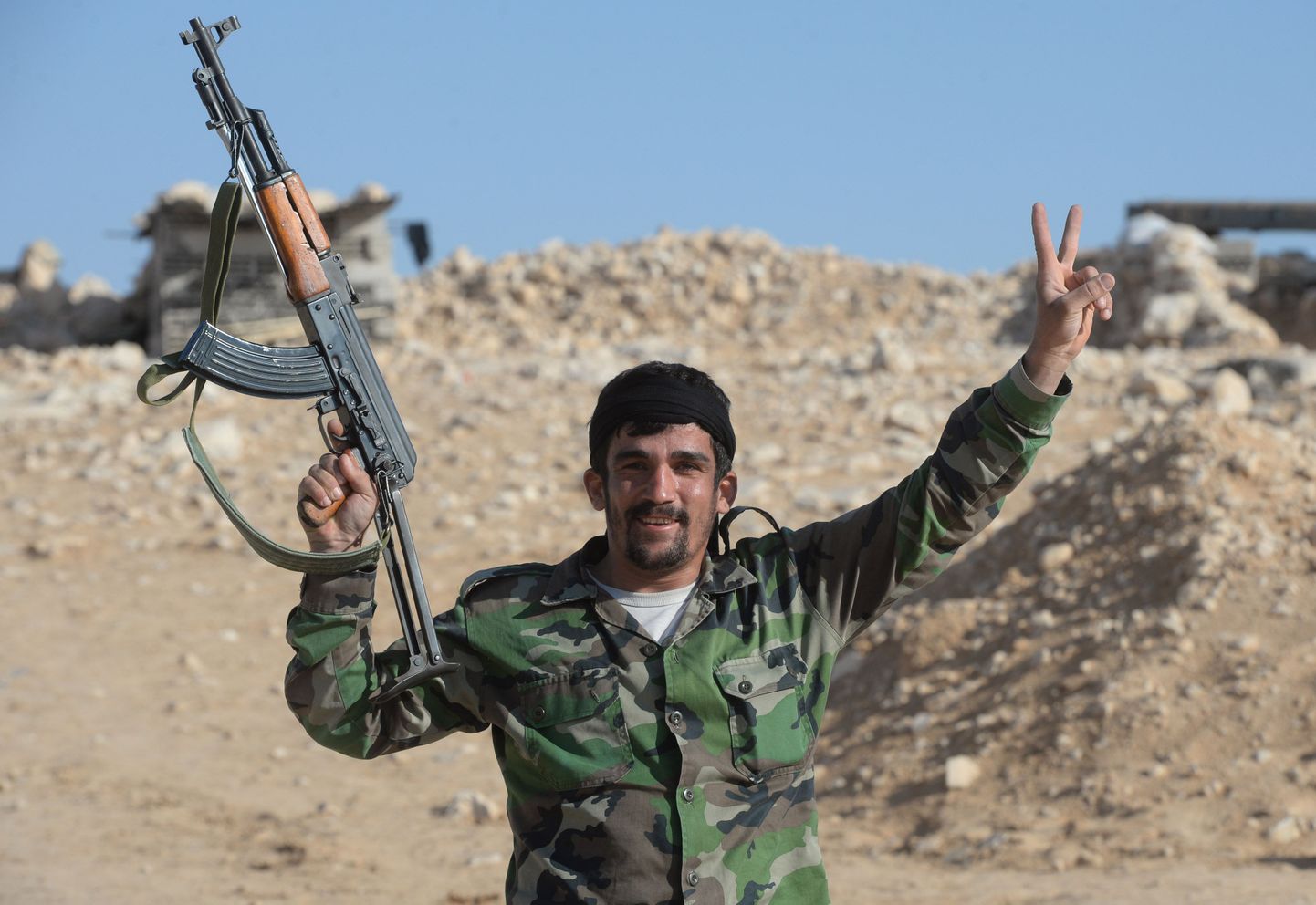 Hezbollah võitleja Süürias Palmyrast Homsi viival teel. Voskresenskiy/RIA Novosti