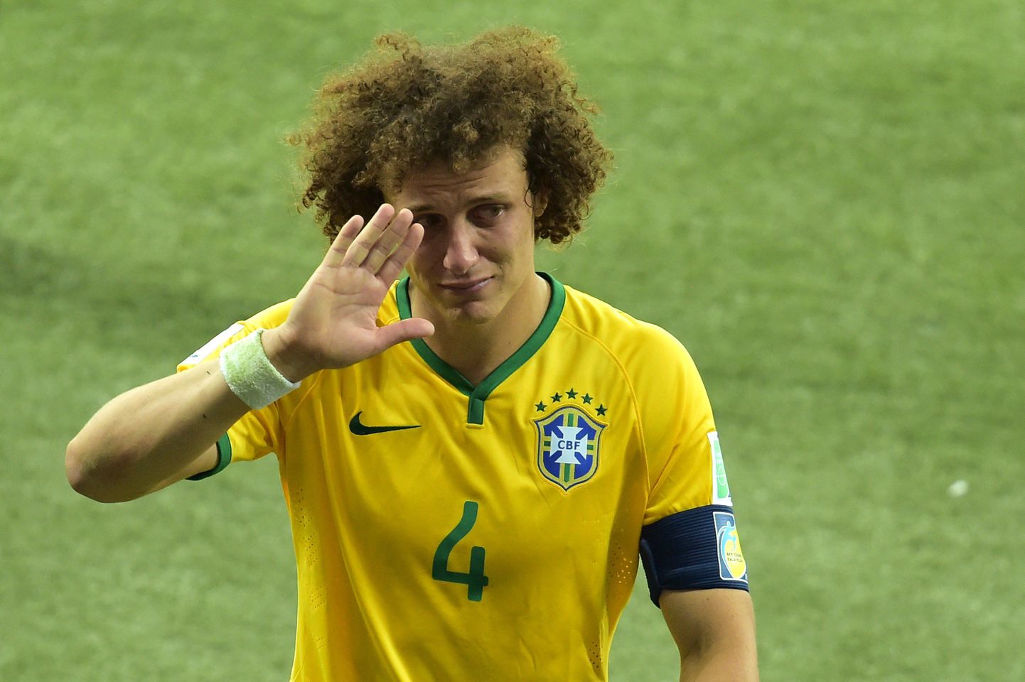 David Luiz lahkus kaotatud poolfinaali järel väljakult nuttes.