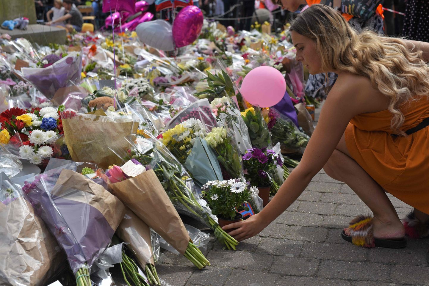 Manchesteri rünnakus hukkunute mälestamiseks lillede asetamine.