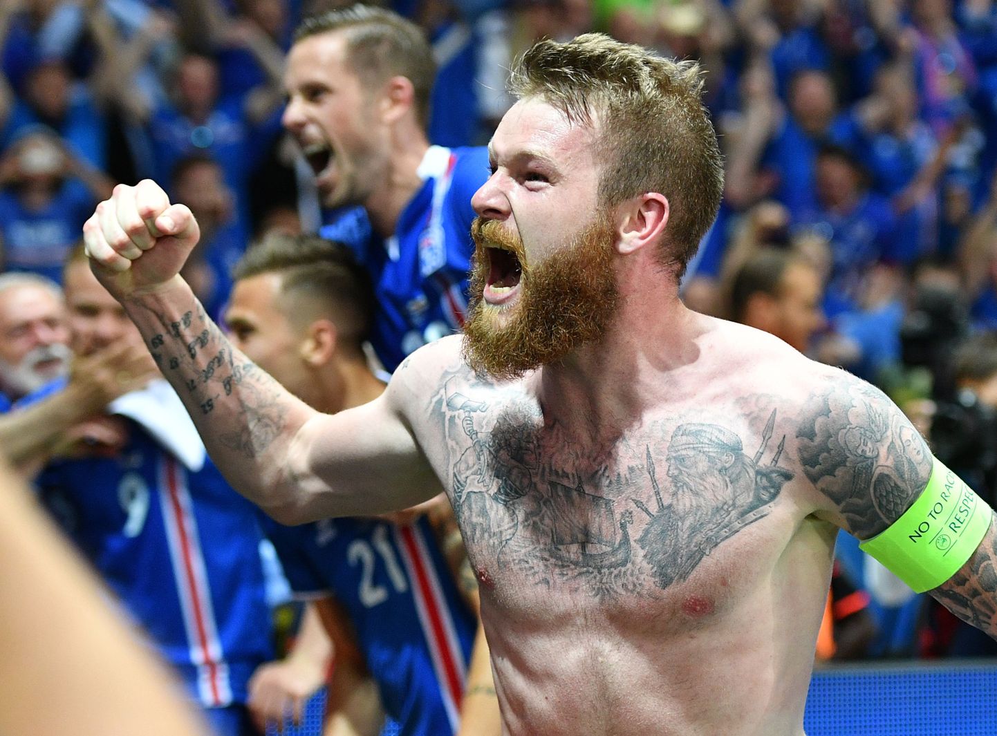 Inglise koondise alistanud islandlased võitu tähistamas