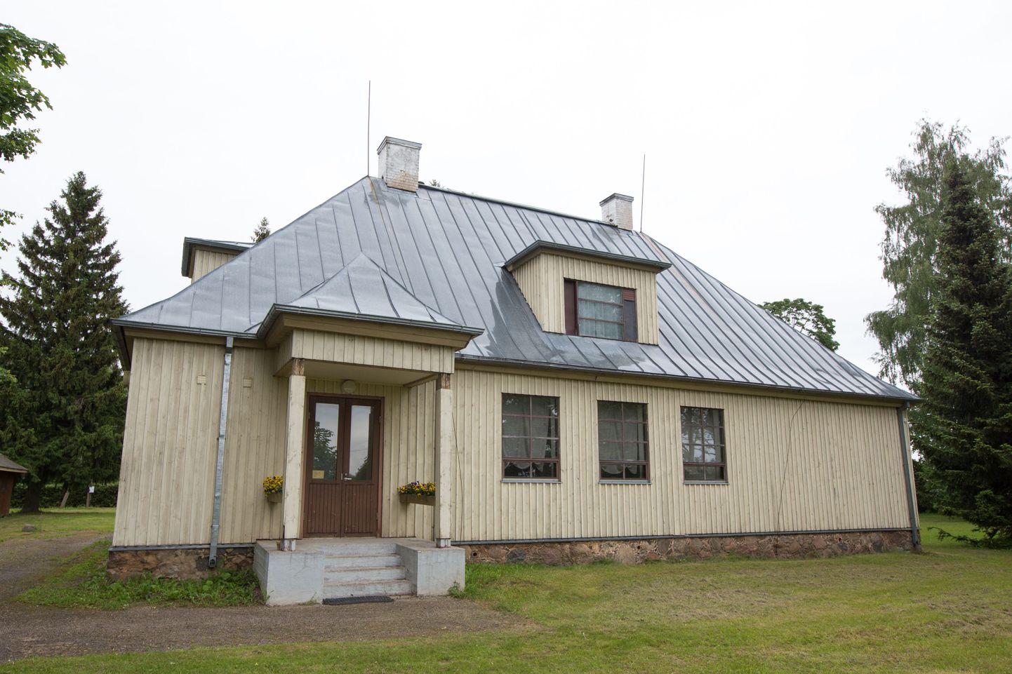 Naha küla endises koolimajas tegutseb MTÜ Naha Küla Selts.