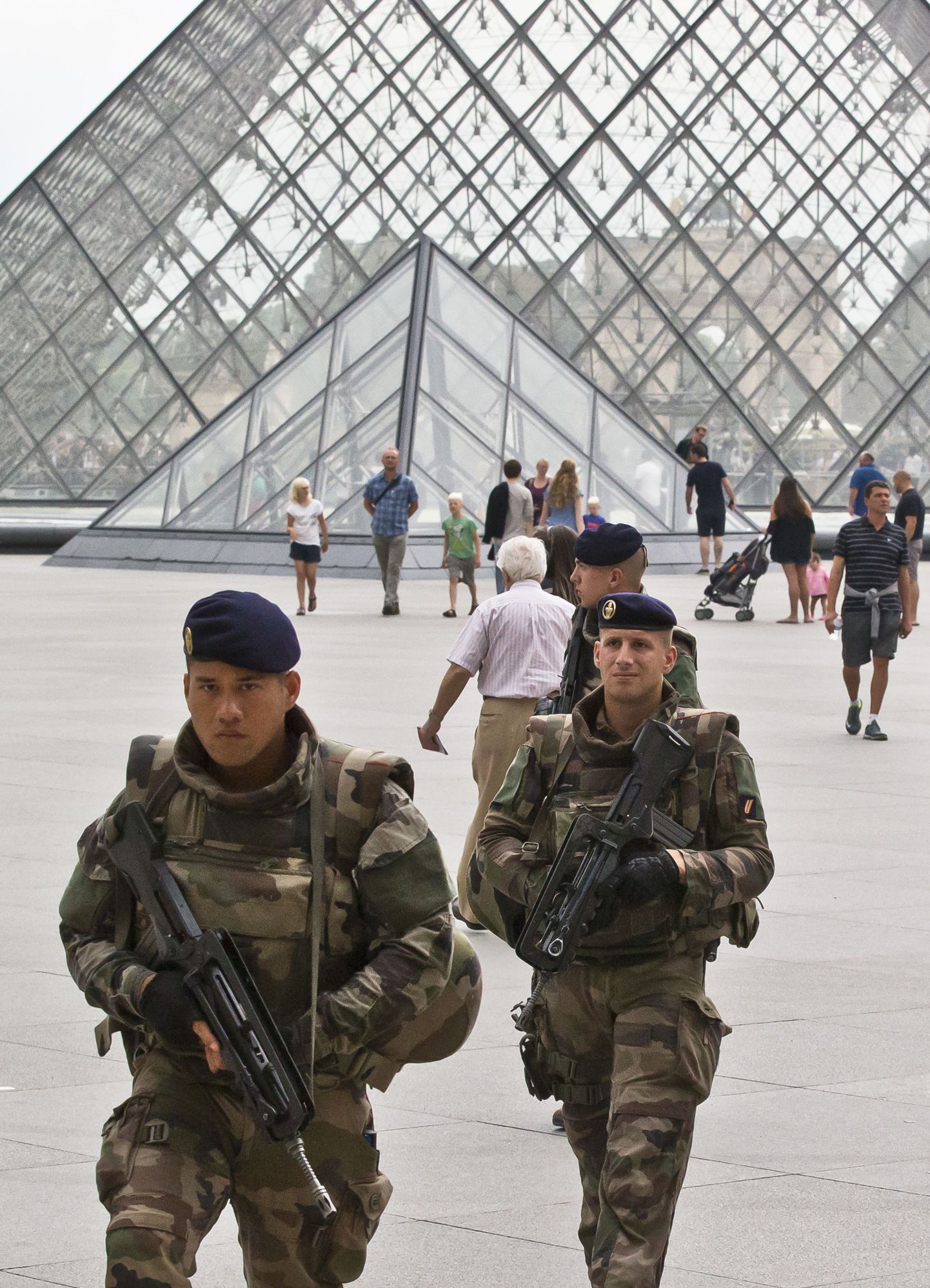 Prantsuse sõdurid patrullivad Louvre'i juures Pariisis. Terrorirünnakute oht on Prantsusmaal endiselt reaalne