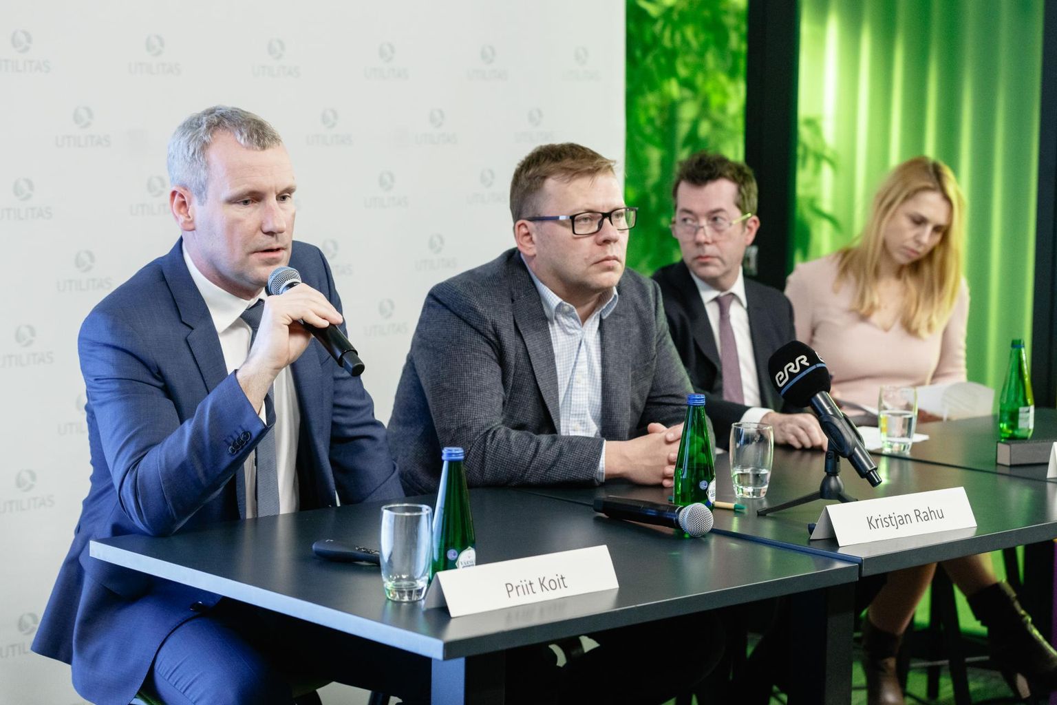 Utilitase kontserni juht Priit Koit, endine omanik Kristjan Rahu ning uue omaniku esindaja Niall Mills kiitsid eile üksteist ja paistsid kõik silmanähtavalt rahul olevat.
