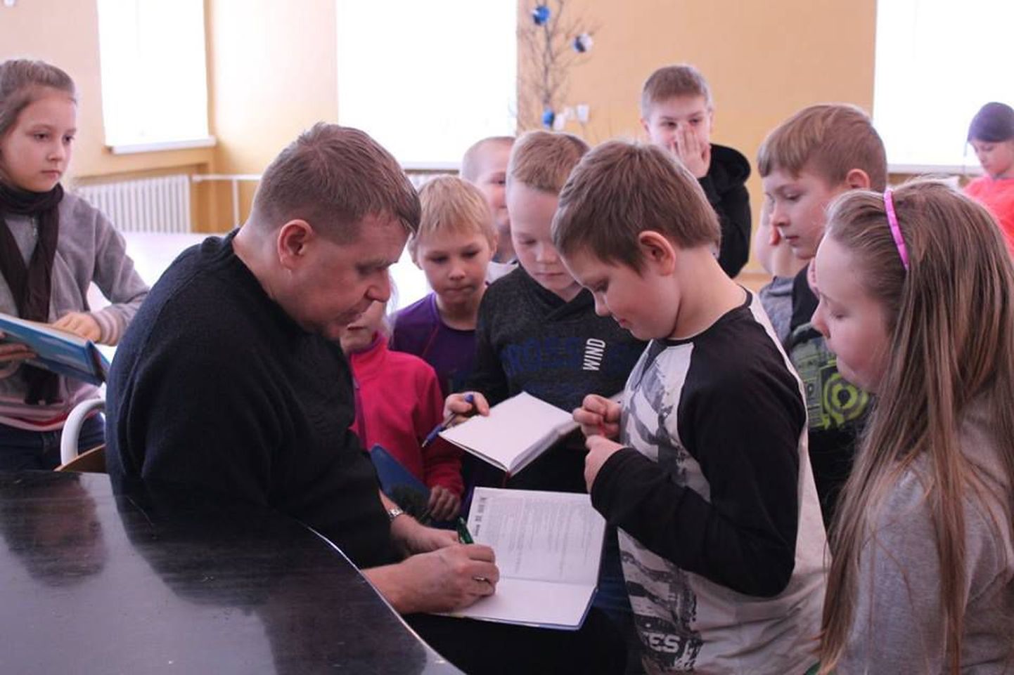 Kirjanik Andrus Kivirähk külastas Vändra gümnaasiumi.