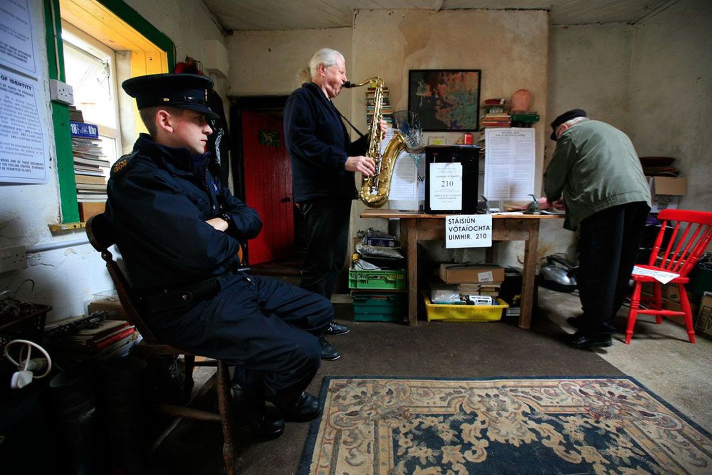 Valimiskomisjoni liige Barry Elgar Pilcher (keskel) lahutab selle esimehe Hugh O’Donnelli (paremal) ja politseinik Barry McCanni meelt väikesel, vaid seitsme elanikuga Inishfree saarel, kus referendum toimus juba üleeile.