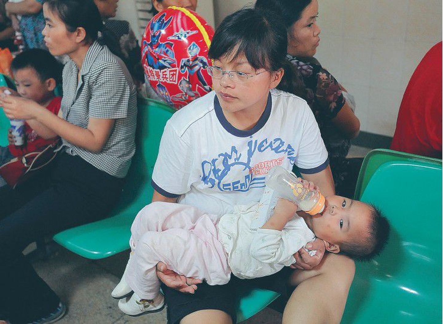 Hiina arstikabinettide ja haiglate uste taga ootavad pikas järjekorras emad lastega, kes on tarbinud Sanlu piimapulbrit.
