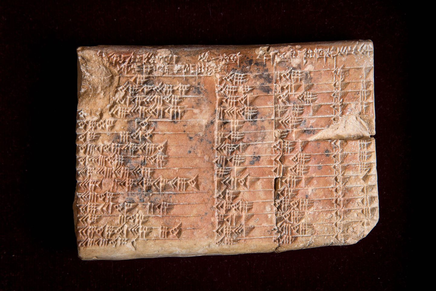 Babüloonia savitahvel Plimpton 322, mille ülesmärked osutusid kõigi aegade täpseimaks trigonomeetriatabeliks.