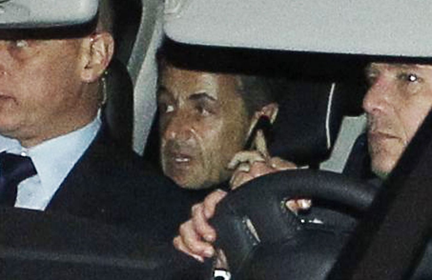 Nicolas Sarkozy (mobiiltelefoniga) lahkub Bordeaux' kohtumaja juurest.
