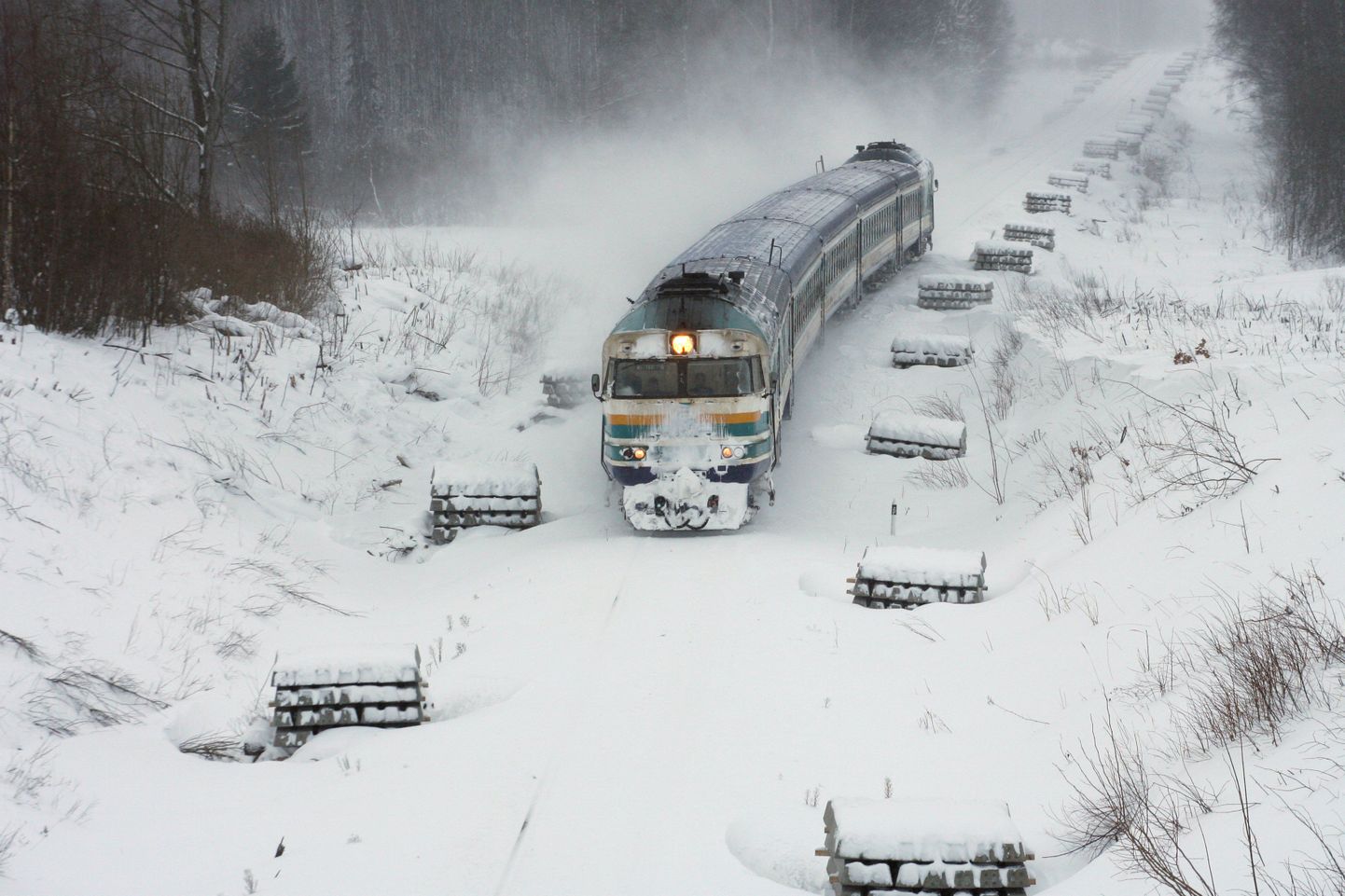Rong lumisel raudteel.