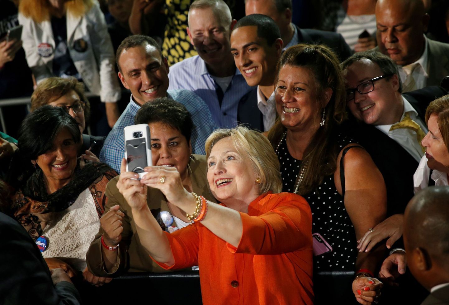 Clinton eile Florida osariigis Kissimmees koos oma toetajatega selfie't tegemas.