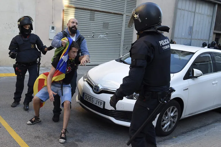Vaatamata iseseisvusmeelses meedias levinud väidetele Kataloonia piirkondliku politsei Mossos d'Esqadra tõrksusest on ka nemad andnud oma osa meeleavaldajate ohjeldamiseks. Foto: LLUIS GENE / AFP / Scanpix