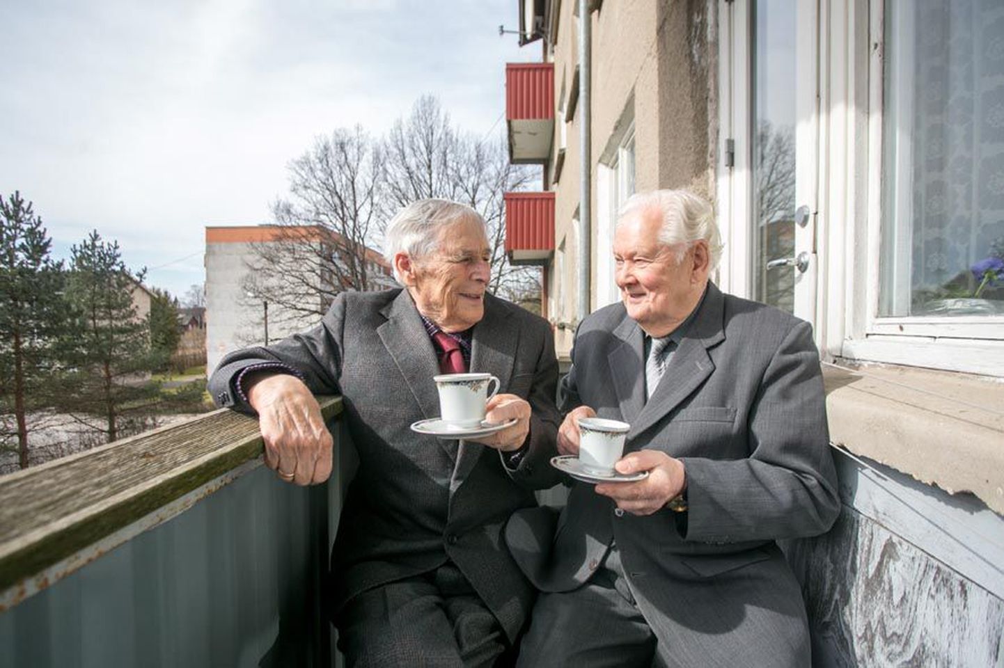 Teise maailmasõja veteranid Lembit Leinjärv (vasakul) ja Kalju Tamm on läbielatule vaatamata suutnud säilitada positiivse ellusuhtumise. Kui vaja ja ilm lubab, kolivad nad kasvõi kohvitassidega rõdule.