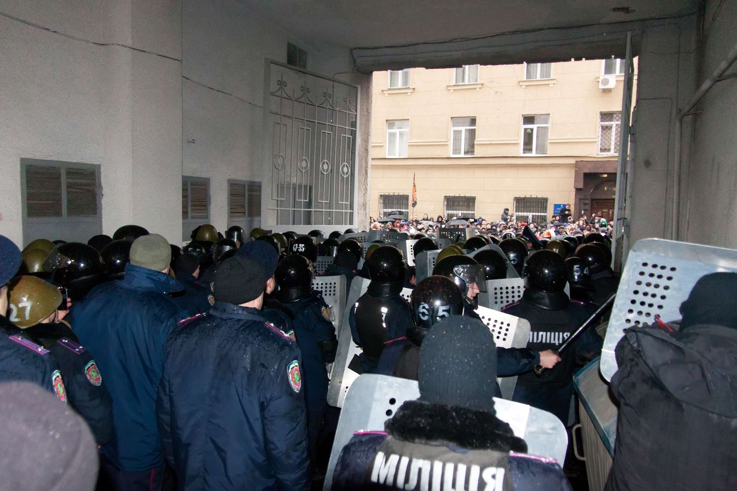 UYkraina miilitsatöötajad üritasid peatada venemeelseid aktiviste Harkivi oblastivalitsuse hoone ründamisel. Foto on pärit 13. aprillist.