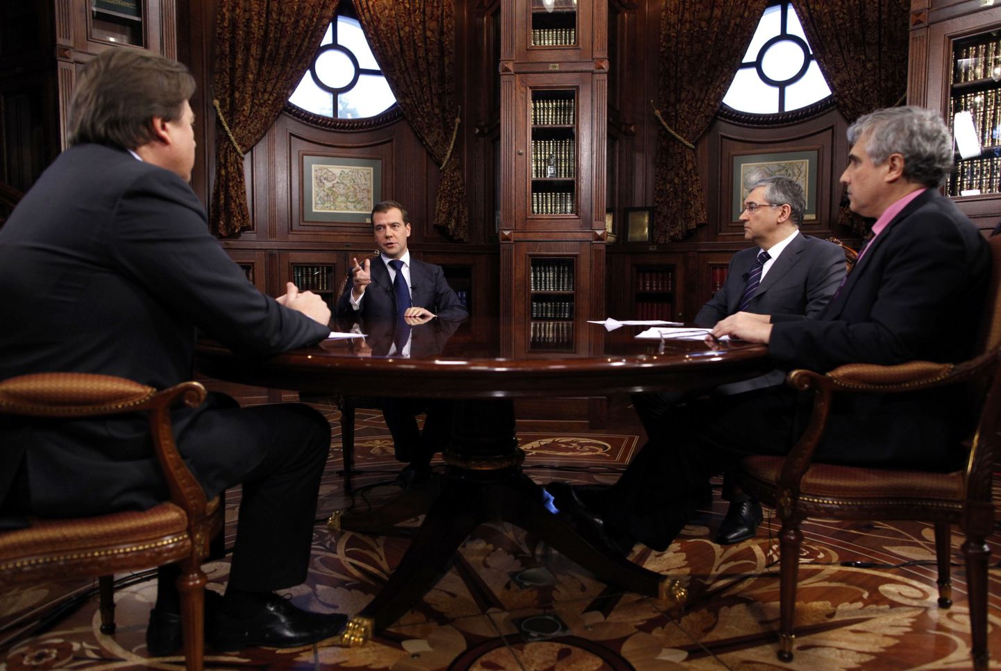 Dmitri Medvedev annab Gorki residentsis intervjuu Pervõi Kanali, NTV ja VGTRK juhtidele.