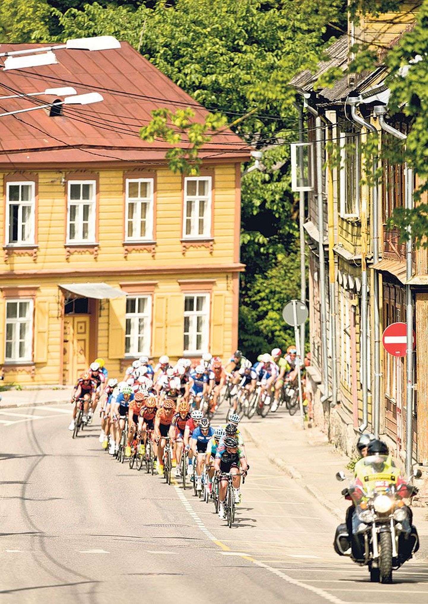 Jalgratturid on Tour of Estonia Tartu etapil jõudnud Kroonuaia tänavale, kust algab tõus Jakobi mäele.