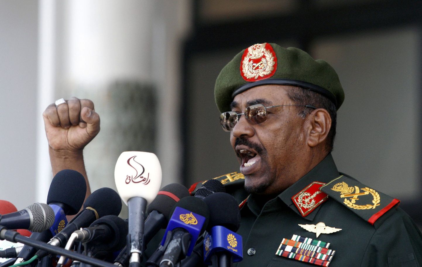 Sudaani president Omar al-Bashir täna Khartoumis sõjaväelaste ees esinedes.