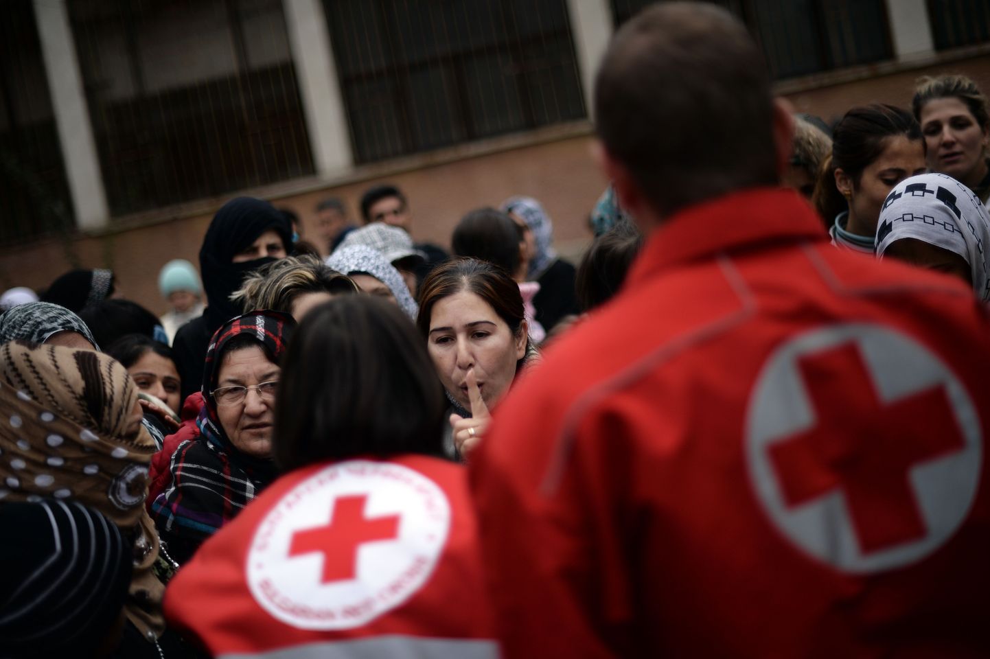 Волонтеры Красного креста собирают гуманитарную помощь для Сирии.