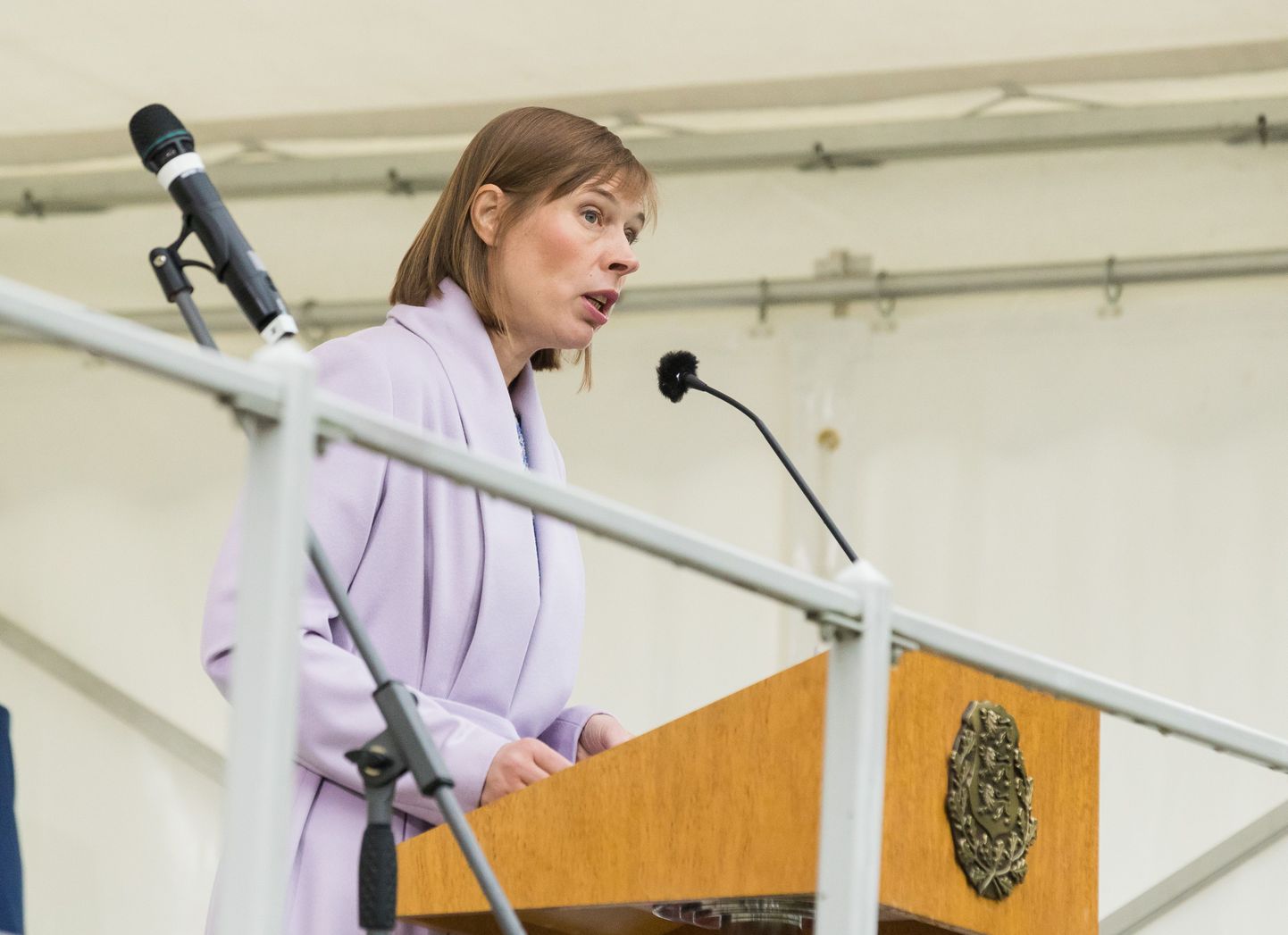 President Kersti Kaljulaid pidamas kõnet parimatele koolilõpetajatele Kadrioru roosiaias.