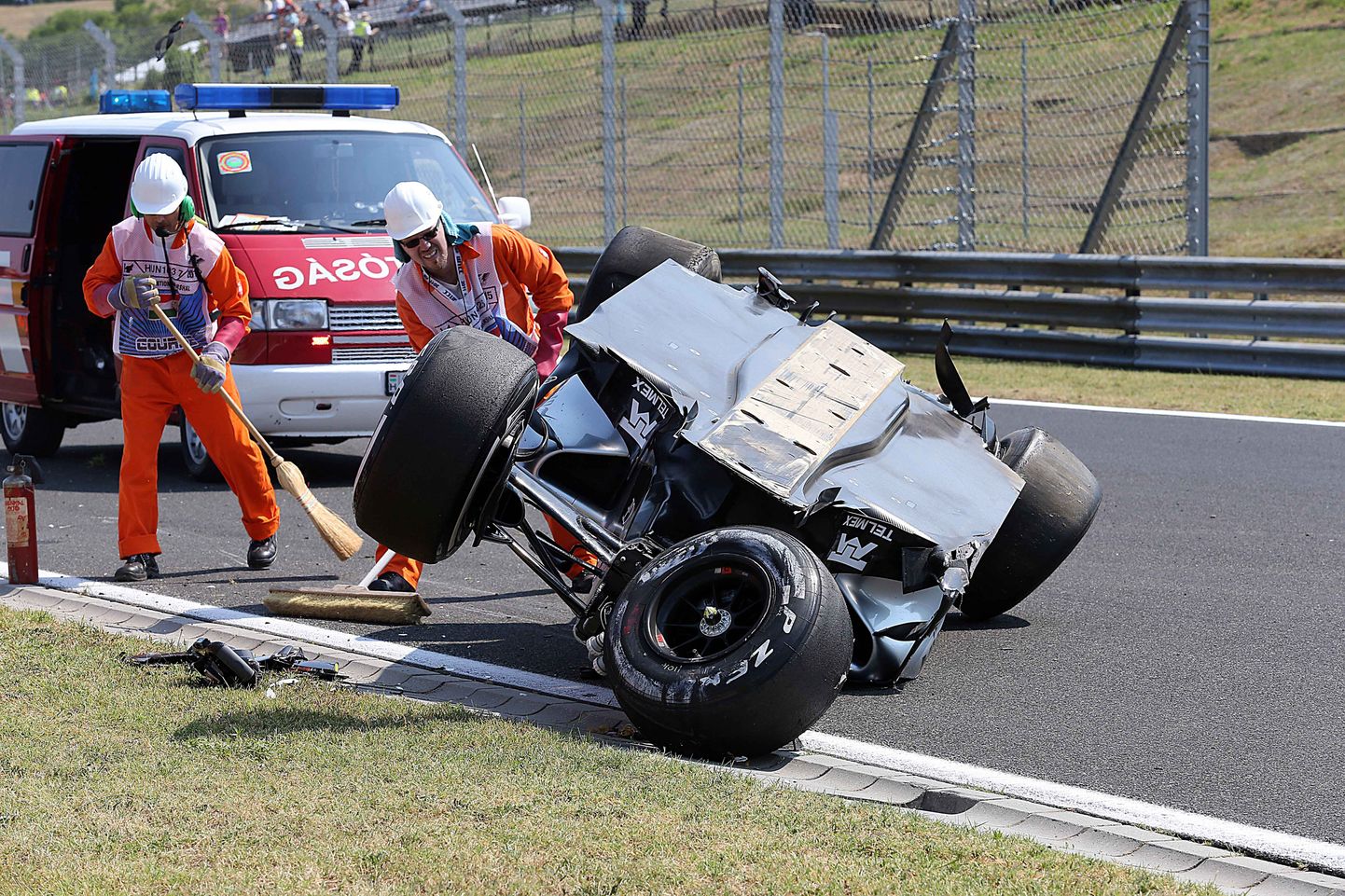 Sergio Perezi masin pärast õnnetust.