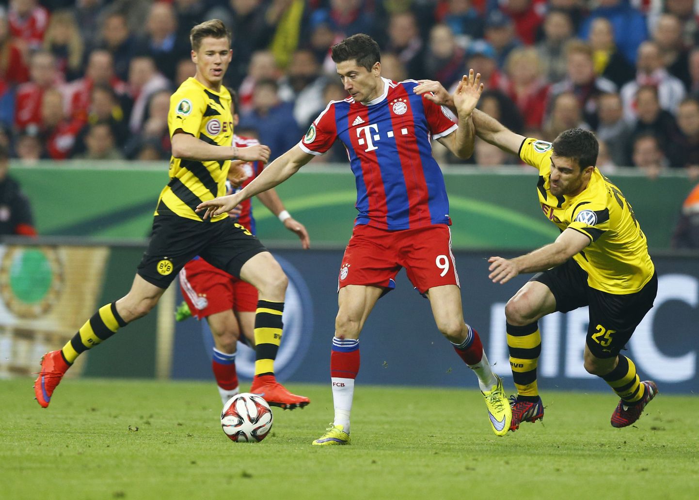 Kuidas suudab Dortmundi Borussia pidurdada meeletus hoos olevat Bayerni ründajat Robert Lewandowskit?